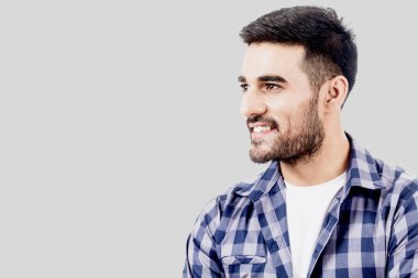 Gri arka plan üzerinde kopya alanı ile gülümseyen yakışıklı adam portresi