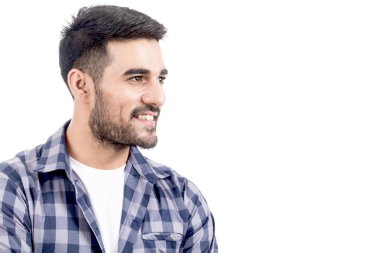 Beyaz arka plan üzerinde izole kopya alanı ile gülümseyen yakışıklı adam portresi