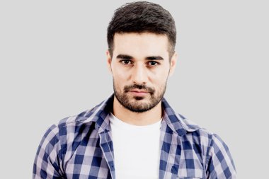 gri zemin üzerine yakışıklı bir adam portresi