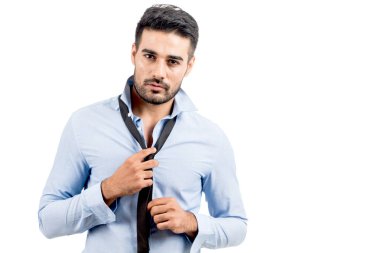 Beyaz arka plan üzerinde izole kopya alanı ile gülümseyen yakışıklı adam portresi