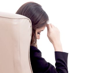 Beyaz arka plan üzerinde izole sandalye üzerinde oturan genç iş kadını