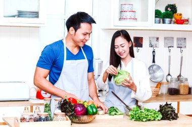 Genç çift mutfakta yemek