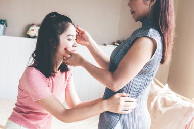 Anne ve genç kızı bir kucaklama alma