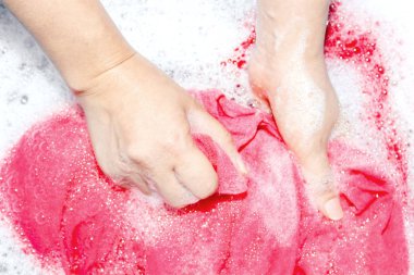 Plastik kase deterjan ile el ile çamaşır kadın