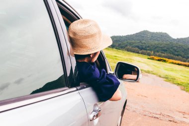 Kadın dağ arka plan ile arabada pencereden rahatlatıcı