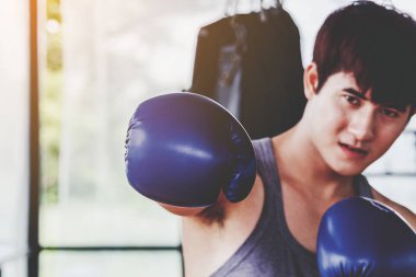 Boks eldivenleri ile sportman