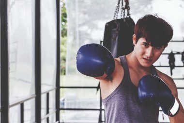 Boks eldivenleri ile sportman