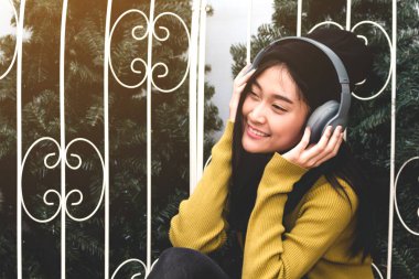 Kulaklıkla müzik dinleyen kadın 