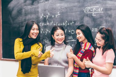 Sınıf içinde laptop ile kullanan öğrenciler öğretim öğretmen