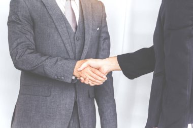 İş ortaklarının el sıkışması