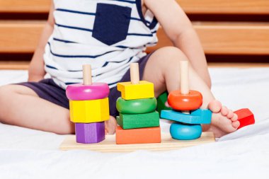 Tahta bloklarla oynama erkek bebek