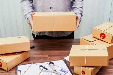 Teslimatçı'dır için karton kutu holding