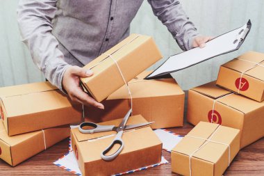 Teslimatçı holding Pano ve'dır için karton kutu