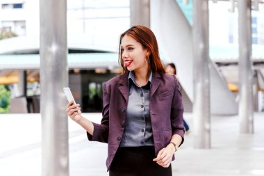 Sokakta smartphone kullanan genç kadın portresi