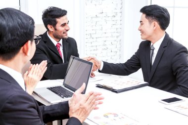 İş adamları alkışlar eller toplantıda