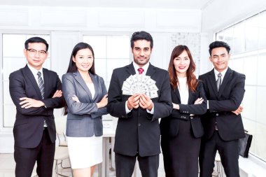 İş ekibi ile dolar tutan işadamı