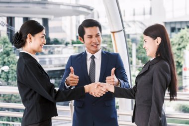 İş ortaklarının el sıkışması
