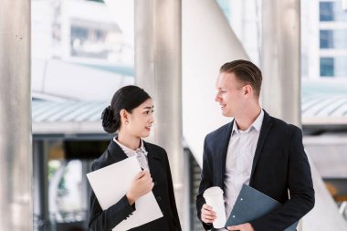Söz ve birlikte çalışan iki iş ortakları görüntü 