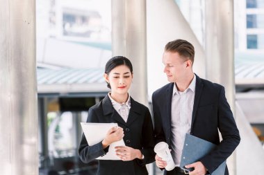Söz ve birlikte çalışan iki iş ortakları görüntü