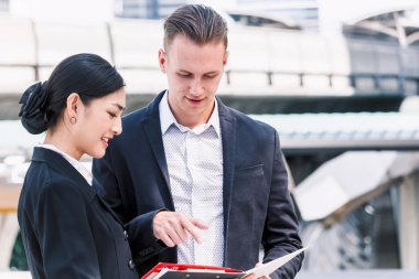 Söz ve birlikte çalışan iki iş ortakları görüntü