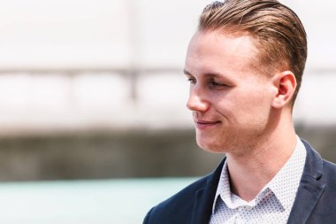 Siyah takım elbise açık havada duran yakışıklı adam portresi