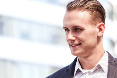 Siyah takım elbise açık havada duran yakışıklı adam portresi