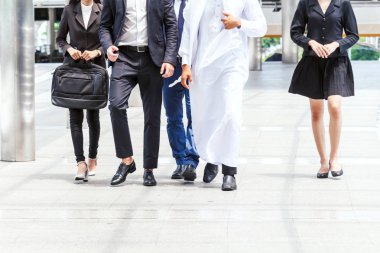 Grup iş adamları street yürüyüş