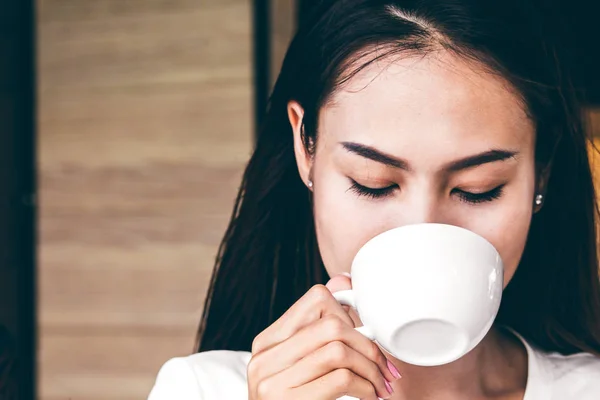 Female Drinking Coffee Coffee Shop — Stock Photo, Image