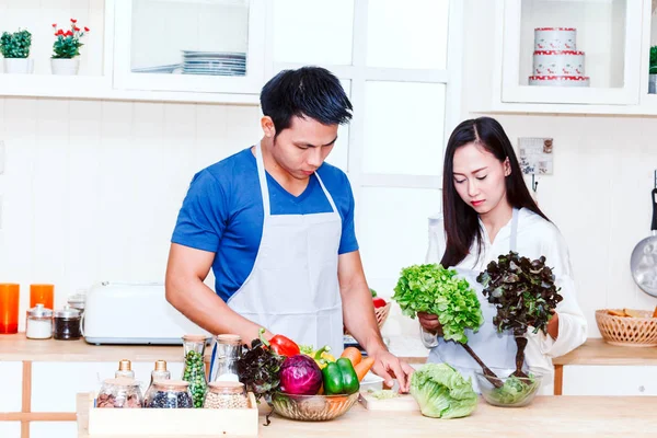 Junges Paar Kocht Essen Der Küche — Stockfoto