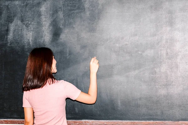 Jovem Estudante Universitário Escrevendo Sobre Blackboardi Sala Aula — Fotografia de Stock