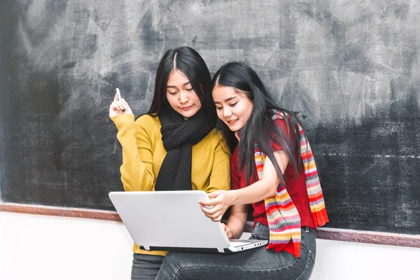 Unga Kvinnliga College Vänner Använder Bärbar Dator — Stockfoto