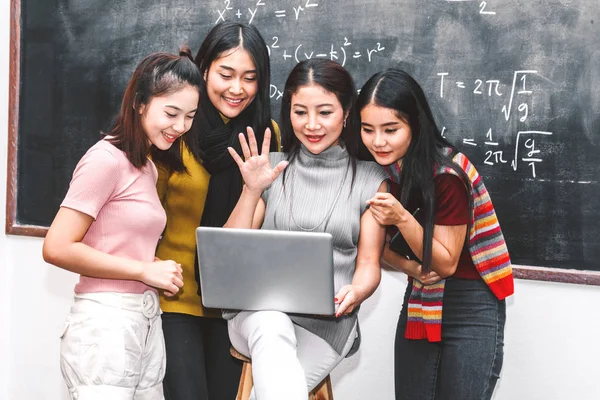 Lärare Som Undervisar Elever Med Laptop Klassrummet — Stockfoto