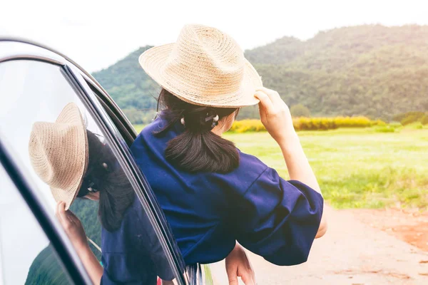 Vrouw Ontspannen Uit Raam Auto Met Berg Achtergrond — Stockfoto