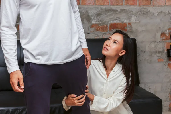 Pareja Seria Hablando Sala Estar — Foto de Stock