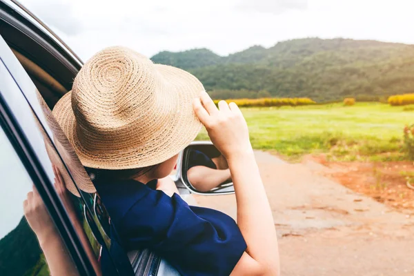 Kadın dağ arka plan ile arabada pencereden rahatlatıcı