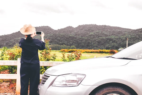 Woman Relaxing Car Mountain Background — Stock Photo, Image