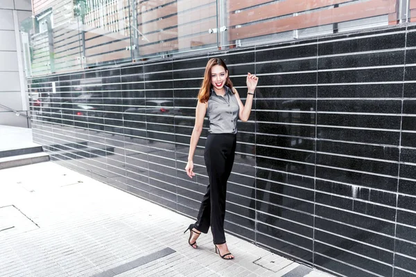Mode Junge Frau Fuß Auf Der Straße — Stockfoto