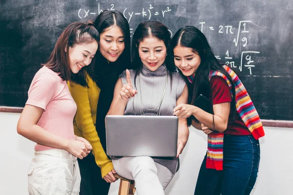 Profesores Enseñando Los Estudiantes Con Laptop Aula —  Fotos de Stock