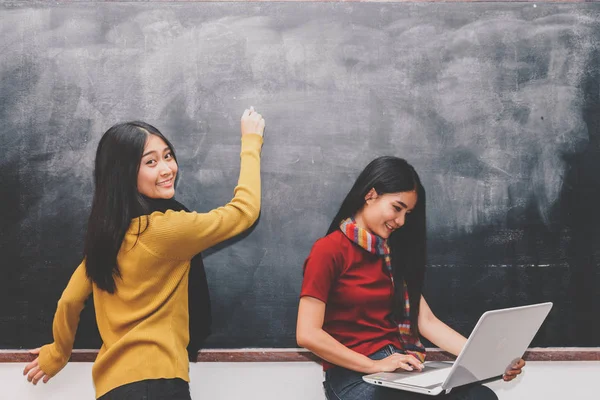 Unga Collegestudent Skriver Blackboardi Klass — Stockfoto