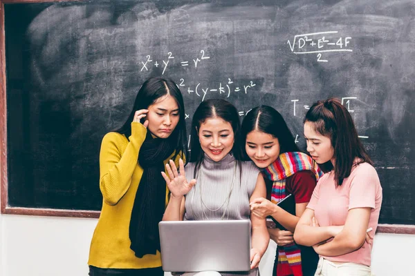 Sınıf içinde laptop ile kullanan öğrenciler öğretim öğretmen