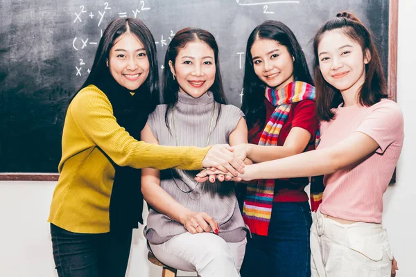 Profesor Con Estudiantes Aula —  Fotos de Stock