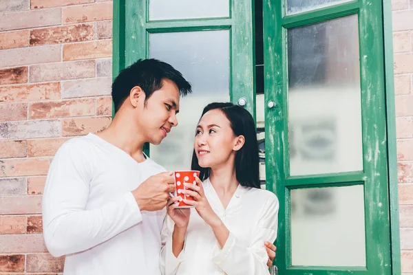 年轻夫妇在家一起喝咖啡 — 图库照片