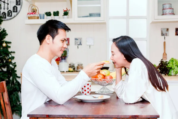 Ζευγάρι Που Έχοντας Πρωινό Μαζί Στο Σπίτι Στην Κουζίνα — Φωτογραφία Αρχείου