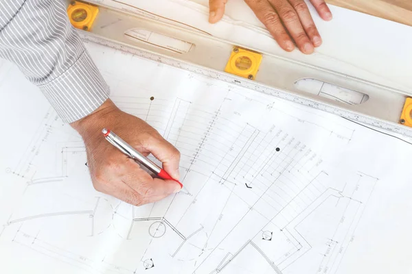 Mühendis İnşaat araçları ile masada çalışıyor