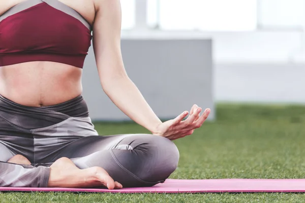 Mujer Practicando Yoga Parque — Foto de Stock