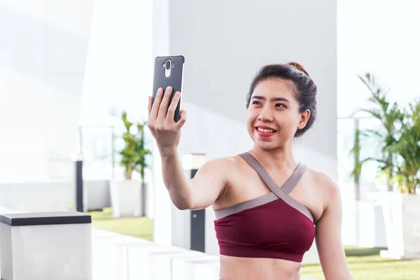 Mulher Fitness Segurando Smartphone — Fotografia de Stock