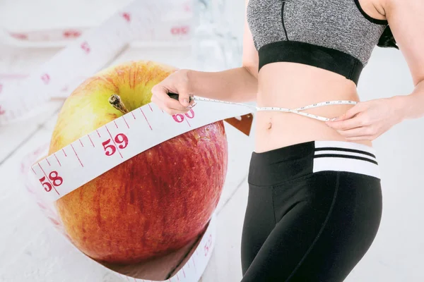 Kobieta Slim Pomiar Jej Talia Używając Taśmy Mierniczej Apple Pomiaru — Zdjęcie stockowe