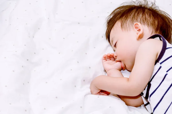 赤ちゃんの睡眠と親指を吸う — ストック写真