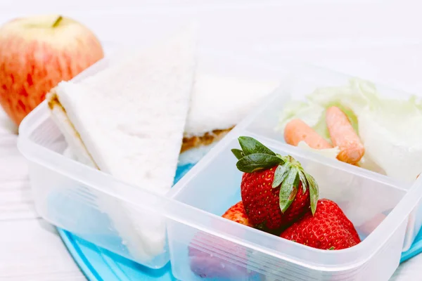 Kotak Makan Siang Dengan Sayuran Dan Sepotong Roti Untuk Makan — Stok Foto