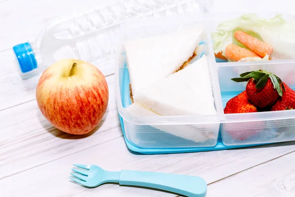 午餐盒蔬菜和面包切片健康学校午餐在木桌上 — 图库照片